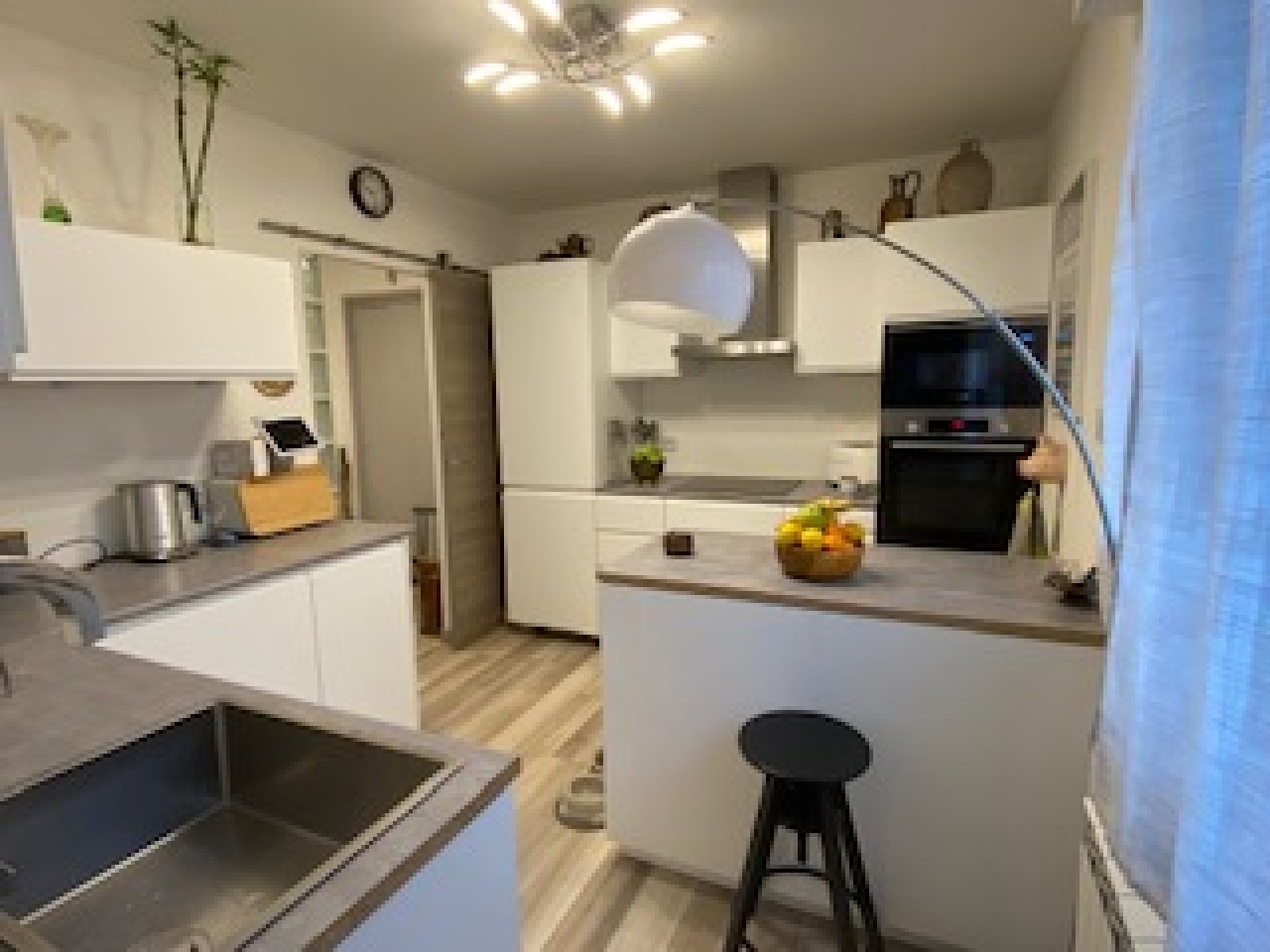 F4 entièrement rénové, balcon + parking privé - Image #1