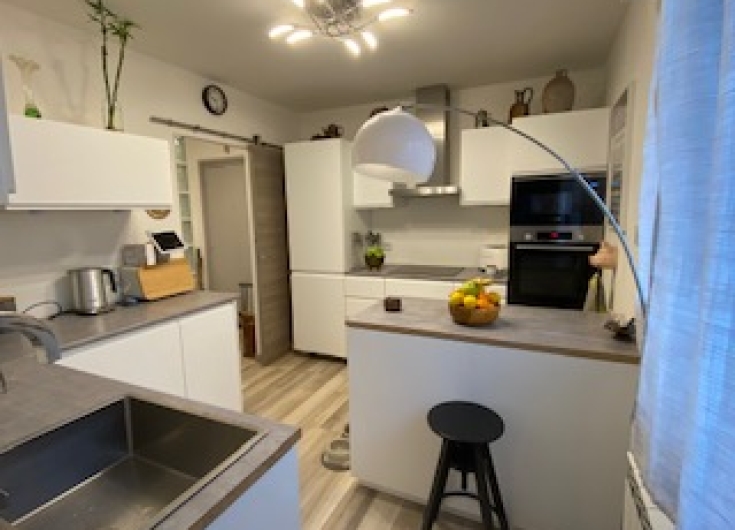 F4 entièrement rénové, balcon + parking privé - Image #1
