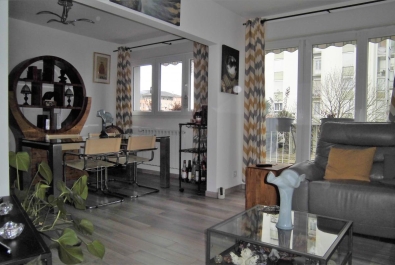 F4 entièrement rénové, balcon + parking privé - Image #2