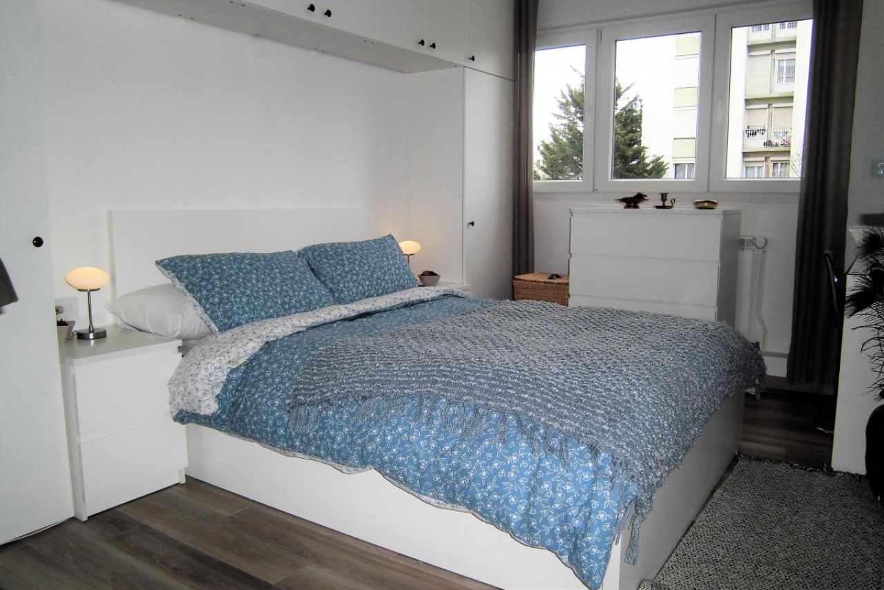 F4 entièrement rénové, balcon + parking privé - Image #3