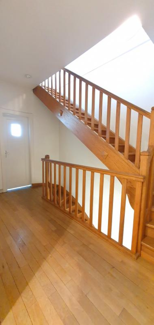 Maison de 225m² hab. sur 4 niveaux dont un de sous-sol sur terrain de 748m² - Image #7