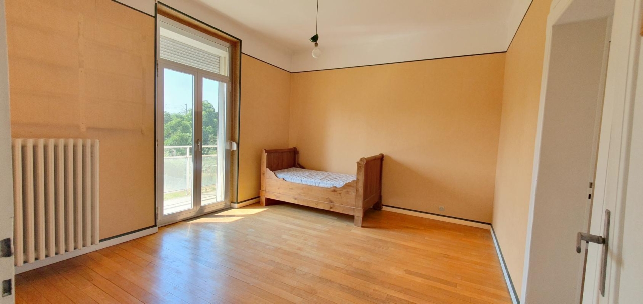 Maison de 225m² hab. sur 4 niveaux dont un de sous-sol sur terrain de 748m² - Image #8
